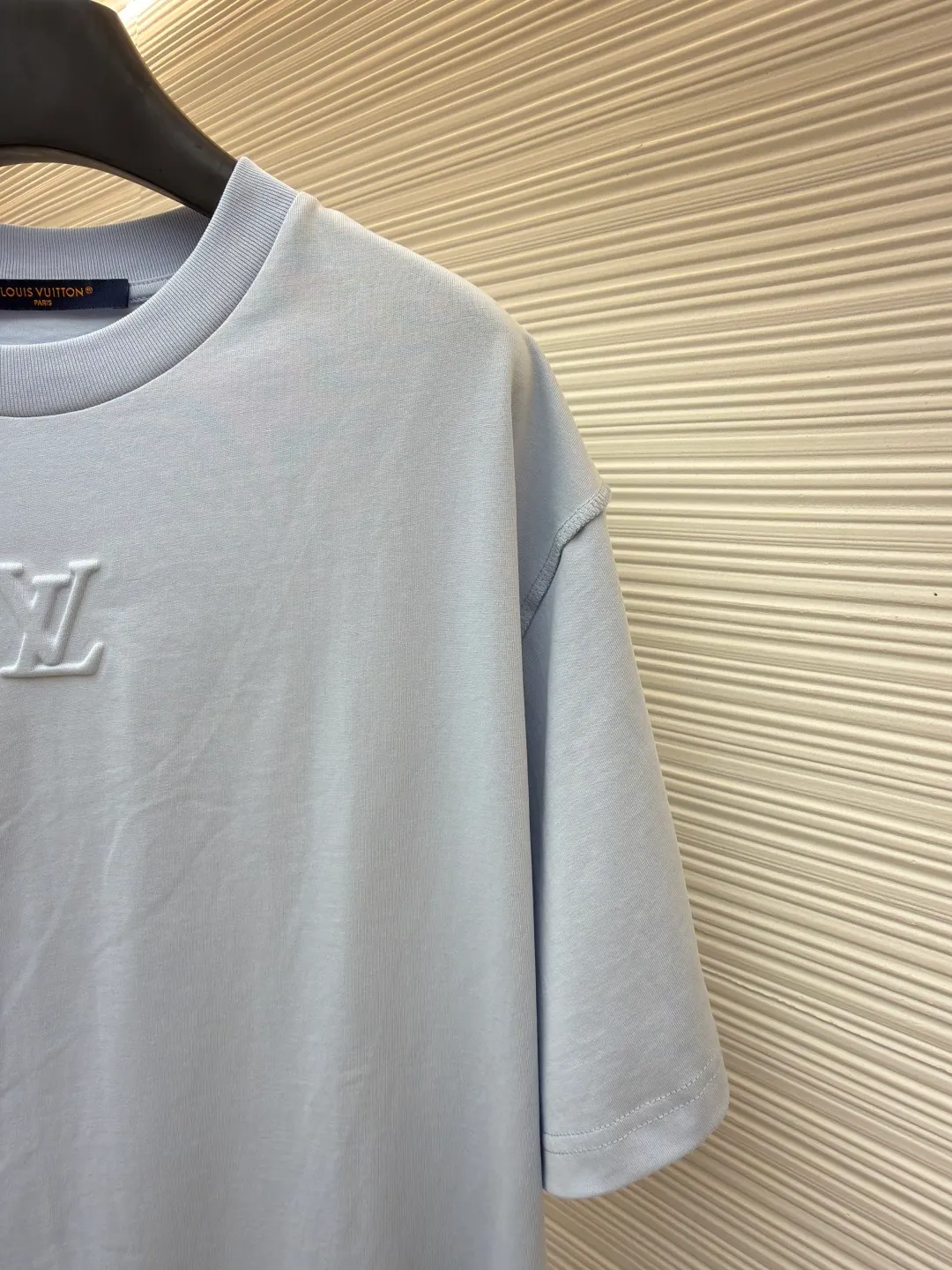 LOUISVUITTON embossed small label T-shirt ●Authentic product: purchased and developed by 6311 ●Item number: 1682338-A00 ●Fabric: pure cotton fabric ●Technology: embossed production ●Version: fitted version ●Weight: about 315 grams ●Size: XS-S-M-L ●Description: Fabric is 40S/2 Double-strand smooth cotton plain weave, dust-free wool processing; matching 40s single-strand combed cotton, 280g cylindrical machine rib. The front panel is stamped and filled. After low-temperature stamping with a steel stamp, the inside is filled with foam cotton. The bottom surface is directly sealed with low-temperature hot melt glue at 80 degrees Celsius. The integrated machine operation makes the relief pattern three-dimensional and full and stylish. High-quality products require natural and beautiful products. The overall wiring is straight and delicate, the fabric is comfortable and soft, and the color is consistent without color difference. It can be matched with the same style to create a fashionable look and control various occasions. Customized accessories, complete with three standards, same style for men and women!